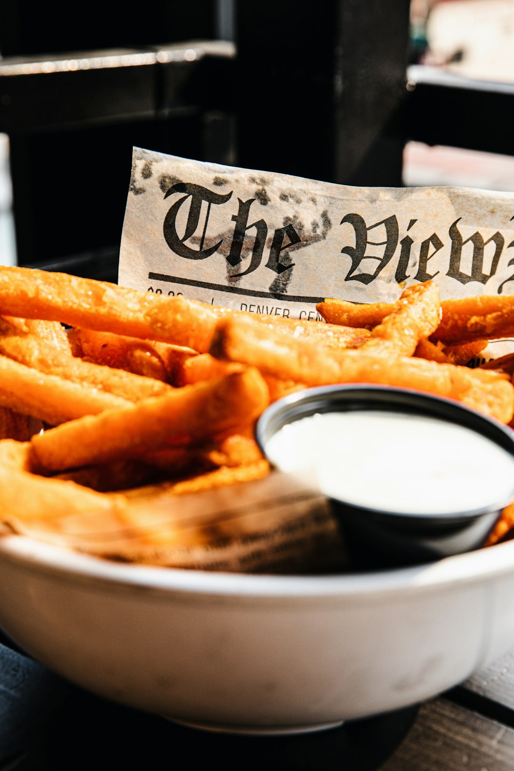 Pommes auf weißer Keramikschale