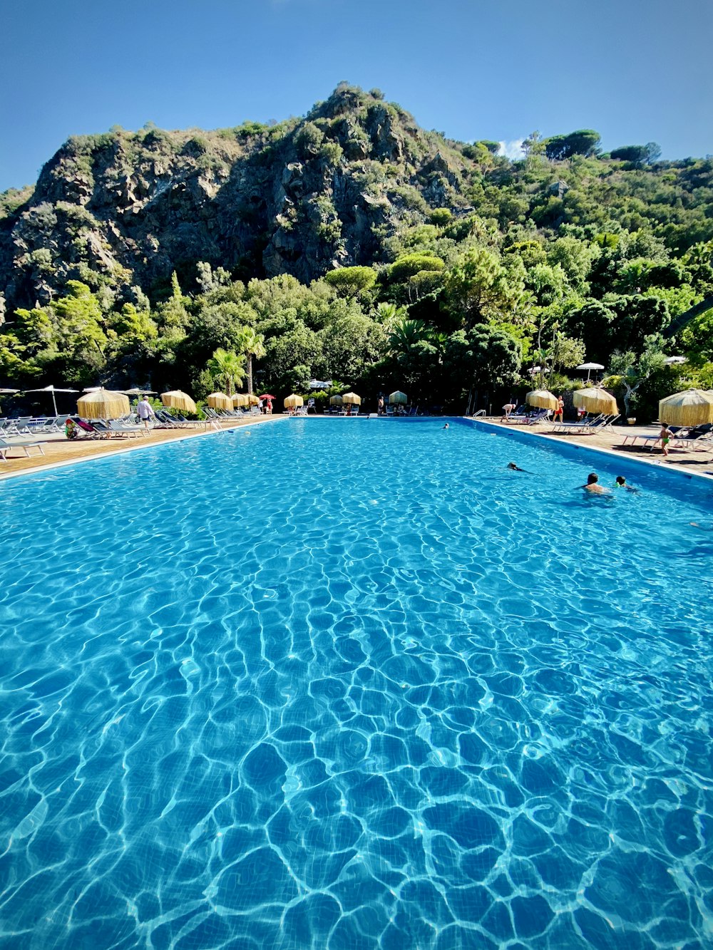 Personas nadando en la piscina durante el día