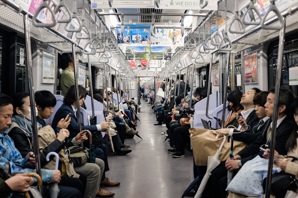 personas sentadas en el asiento del tren