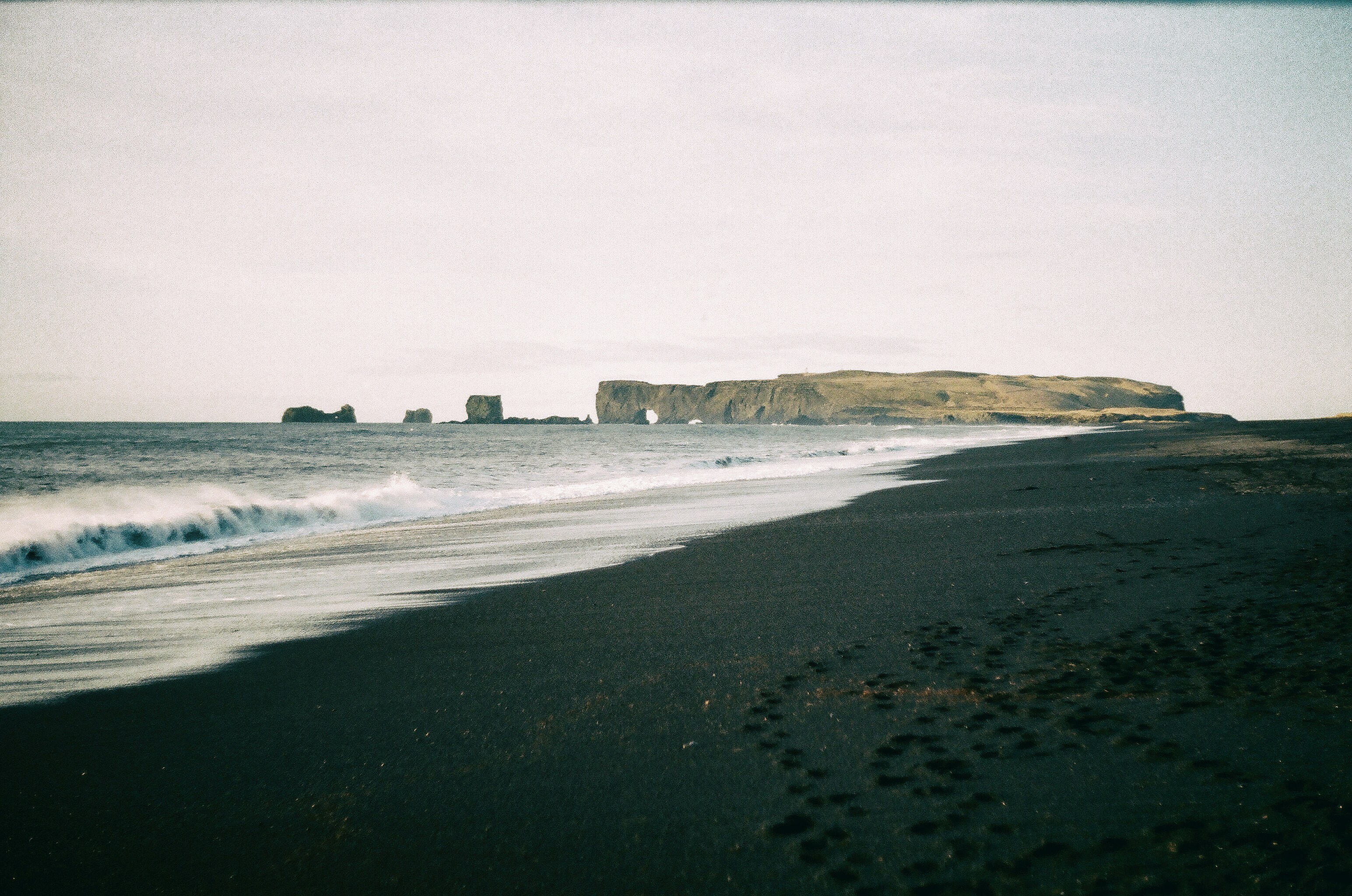 sea waves crashing on shore during daytime