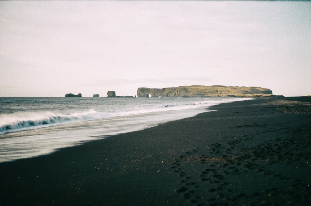 sea waves crashing on shore during daytime