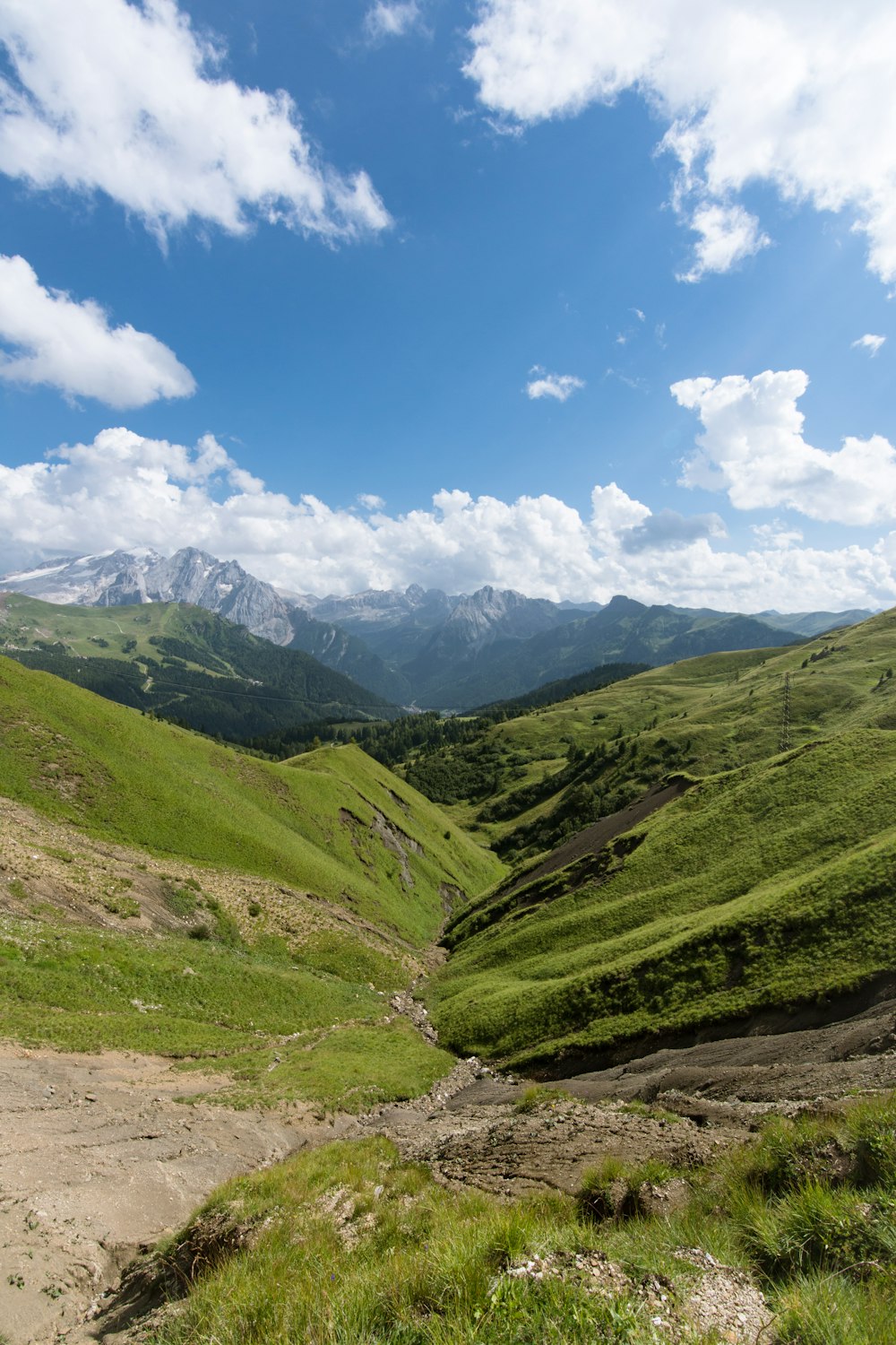 Grüne Berge unter blauem Himmel tagsüber