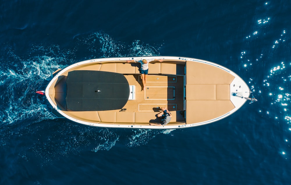 gelb-weißes Boot auf blauem Wasser
