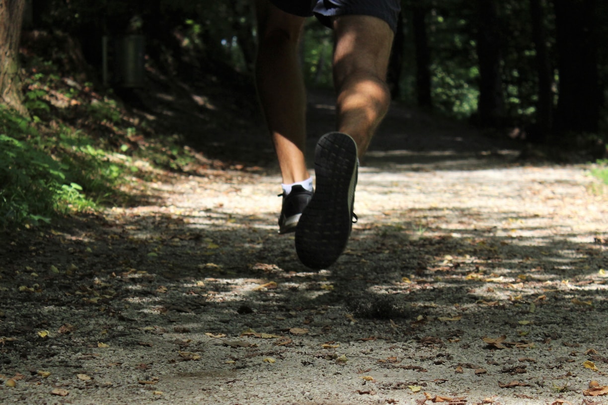 Sportif courant dans la nature