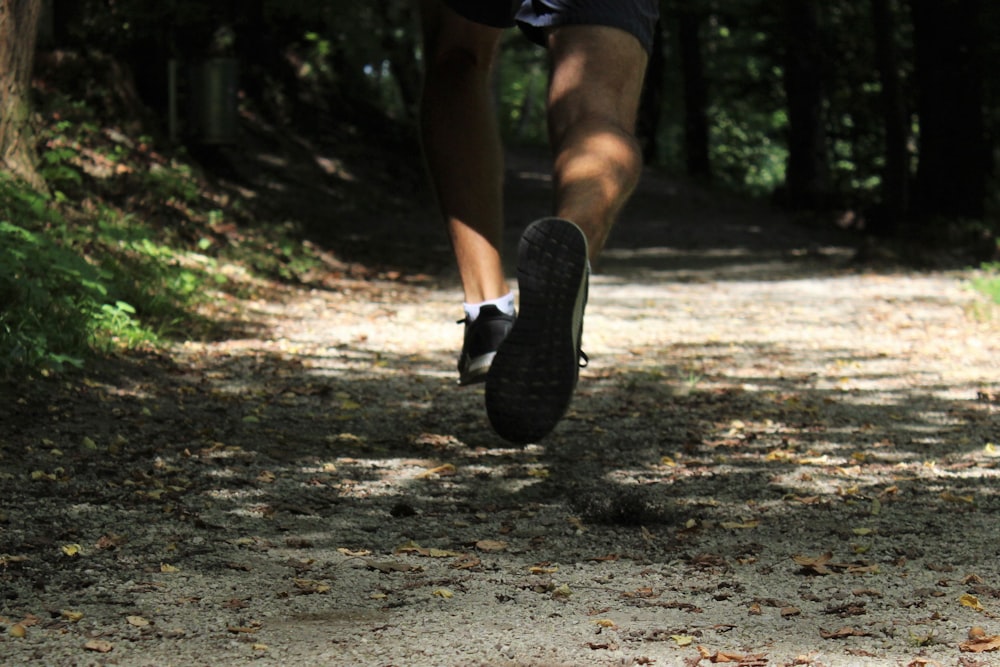 persona in scarpe da ginnastica nike nere