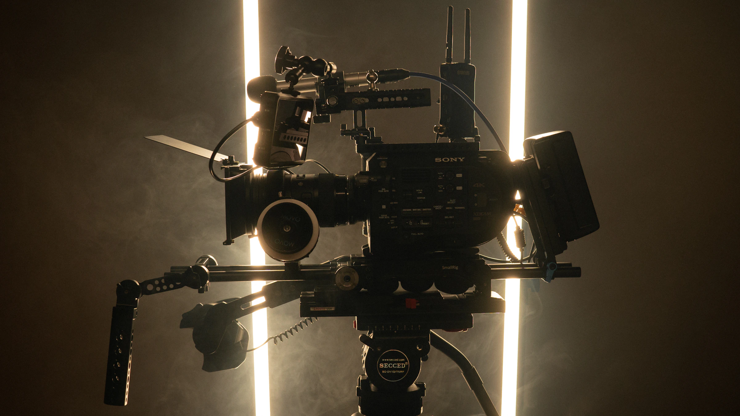 Caméra de cinéma en contre-jour ambré