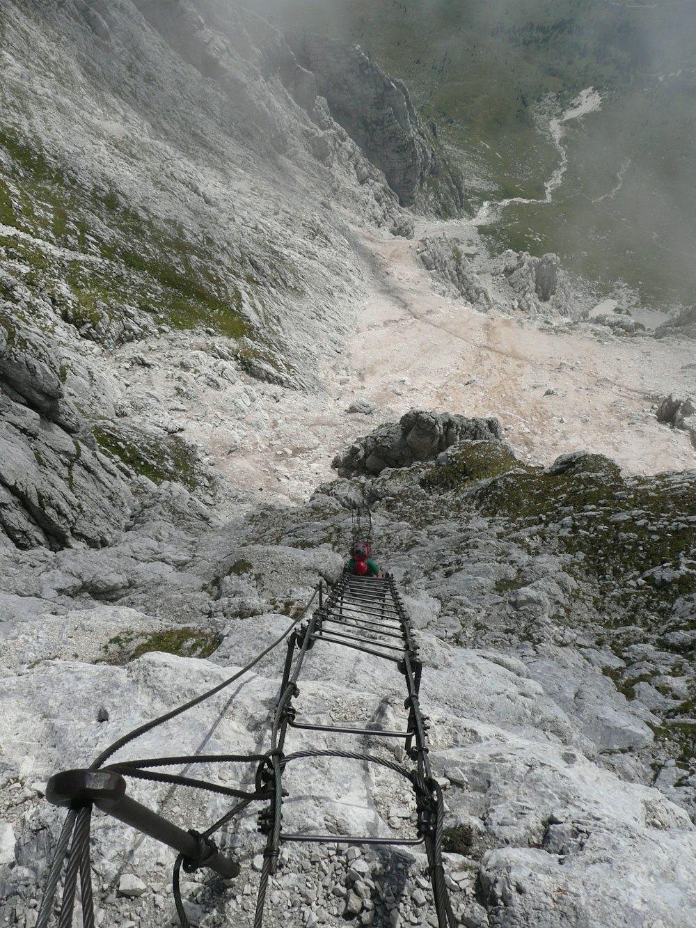 Escalera de metal negro en las Montañas Rocosas