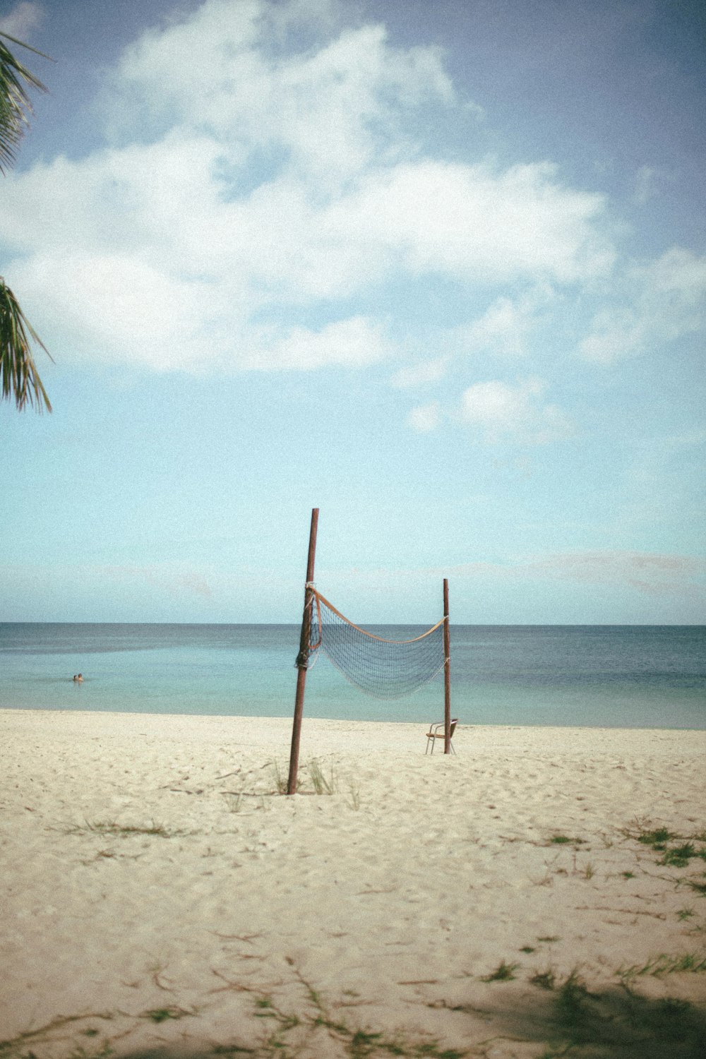Hamaca marrón en la playa durante el día