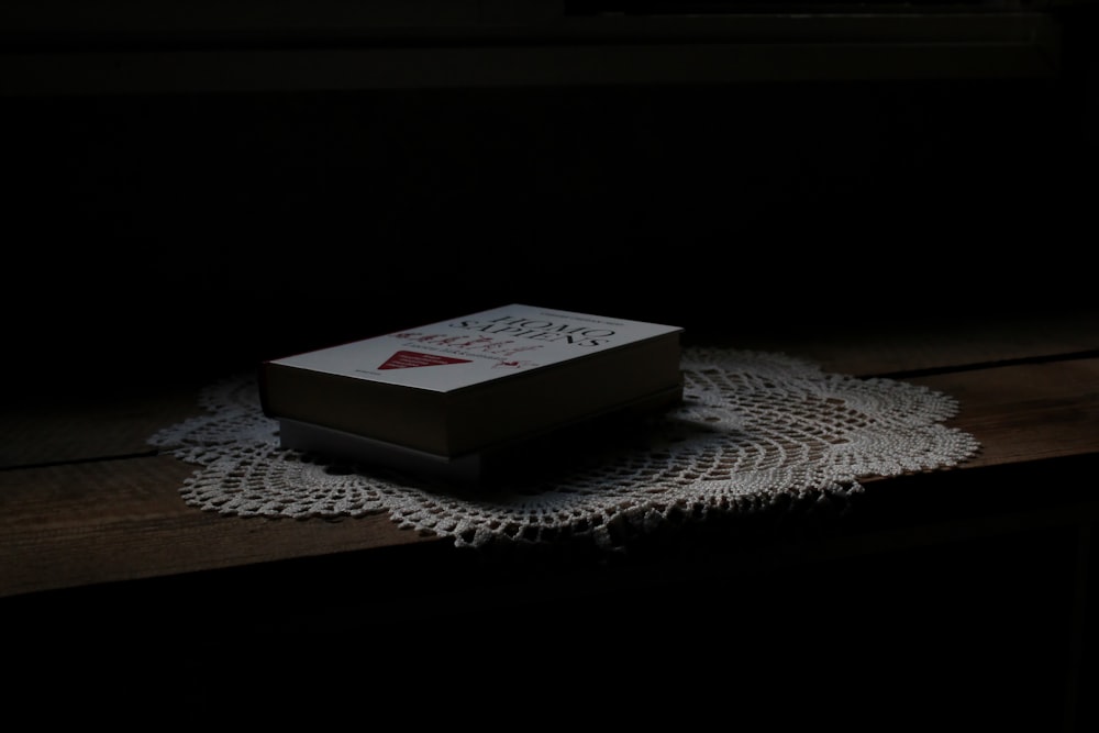 白いテーブル クロスに白と赤のマールボロ シガレット パック