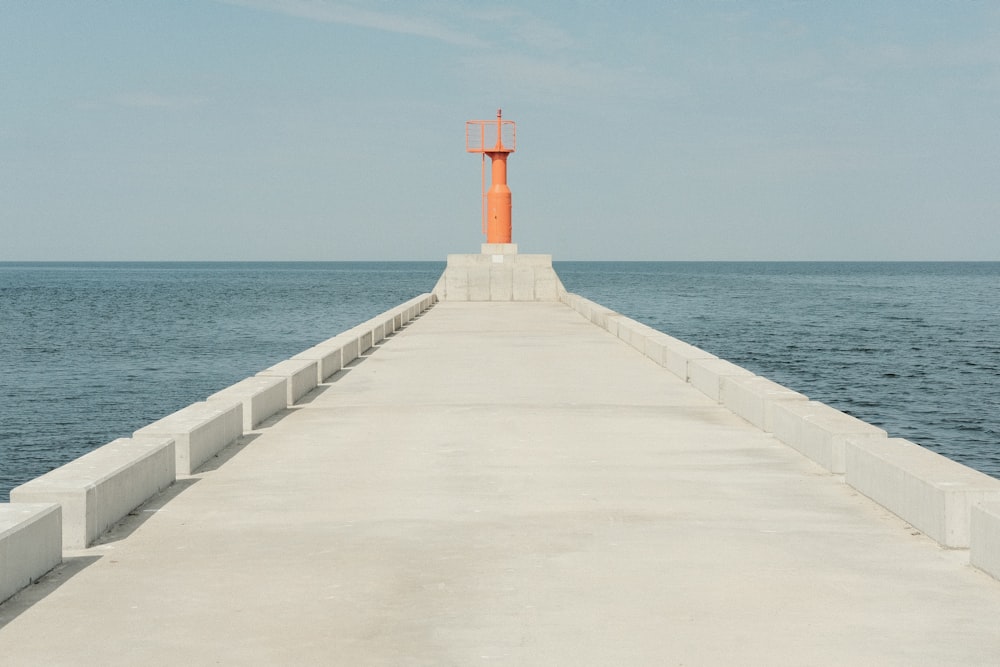 Bâtiment en béton blanc près de la mer pendant la journée