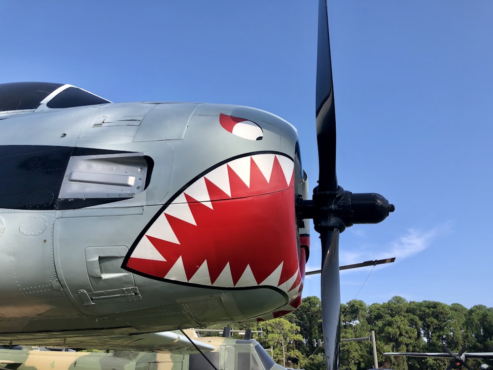 avion blanc et rouge sous le ciel bleu pendant la journée