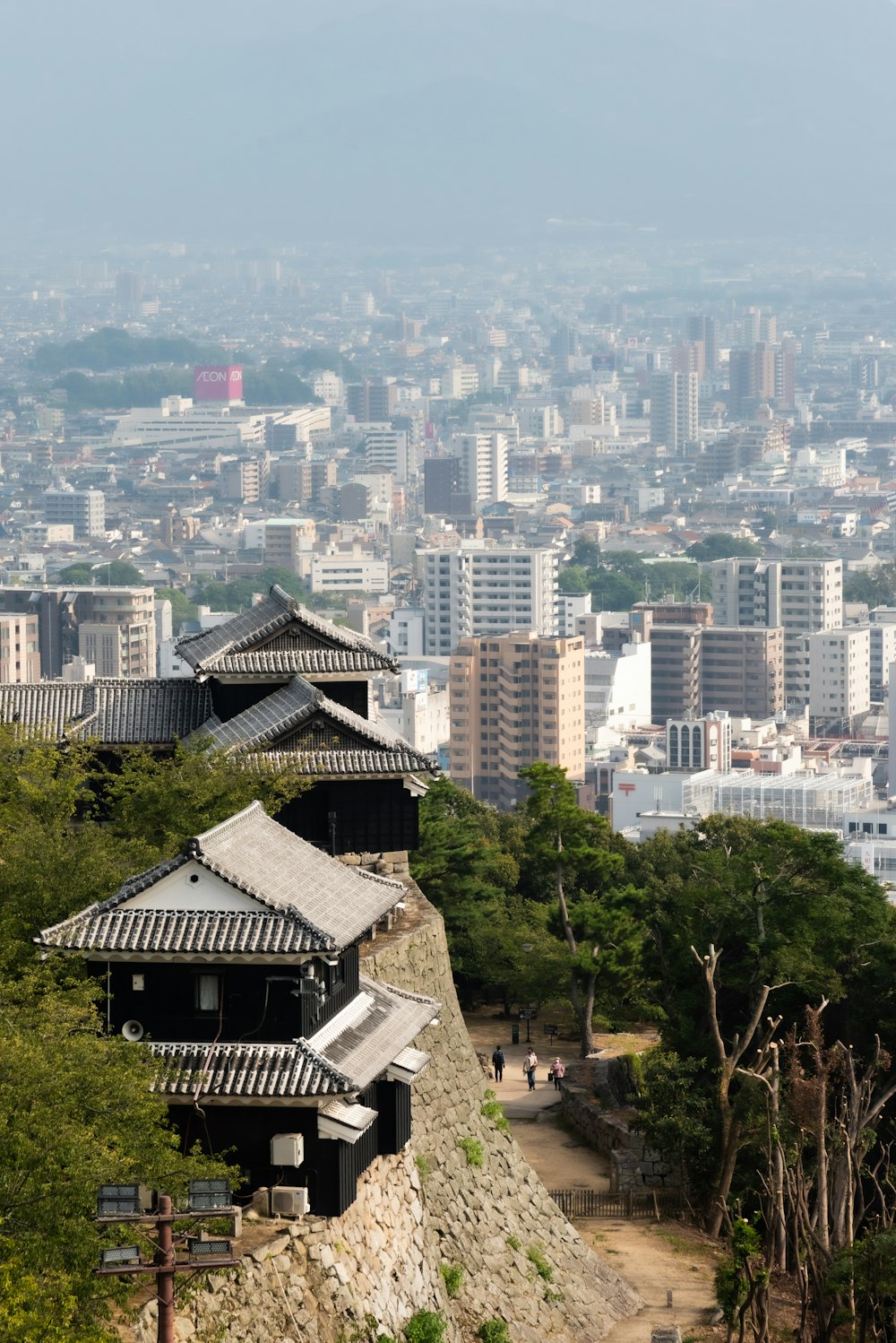 日中の都市の建物の航空写真