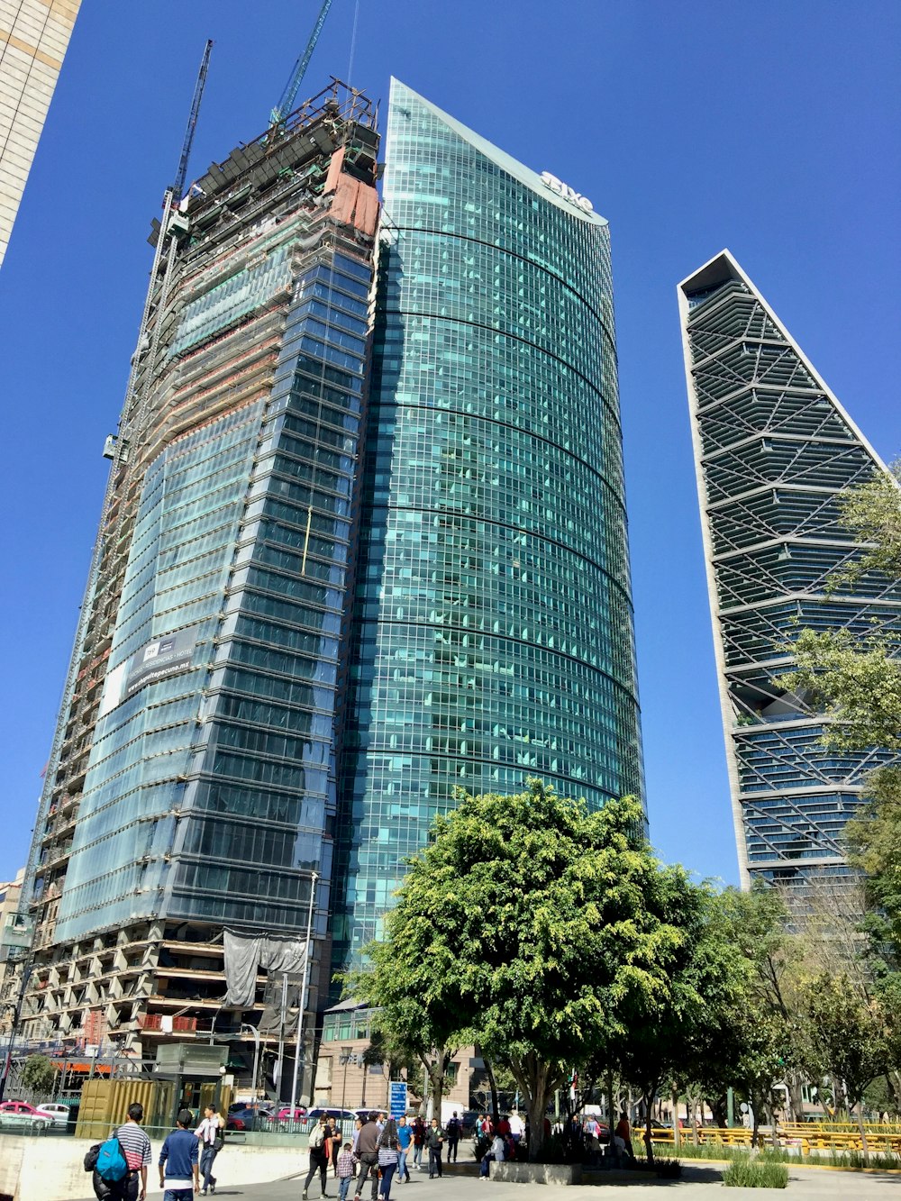 Edificio de gran altura con paredes de vidrio azul