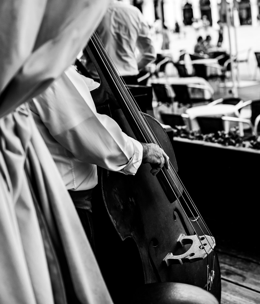 homem na camisa social branca que joga violino