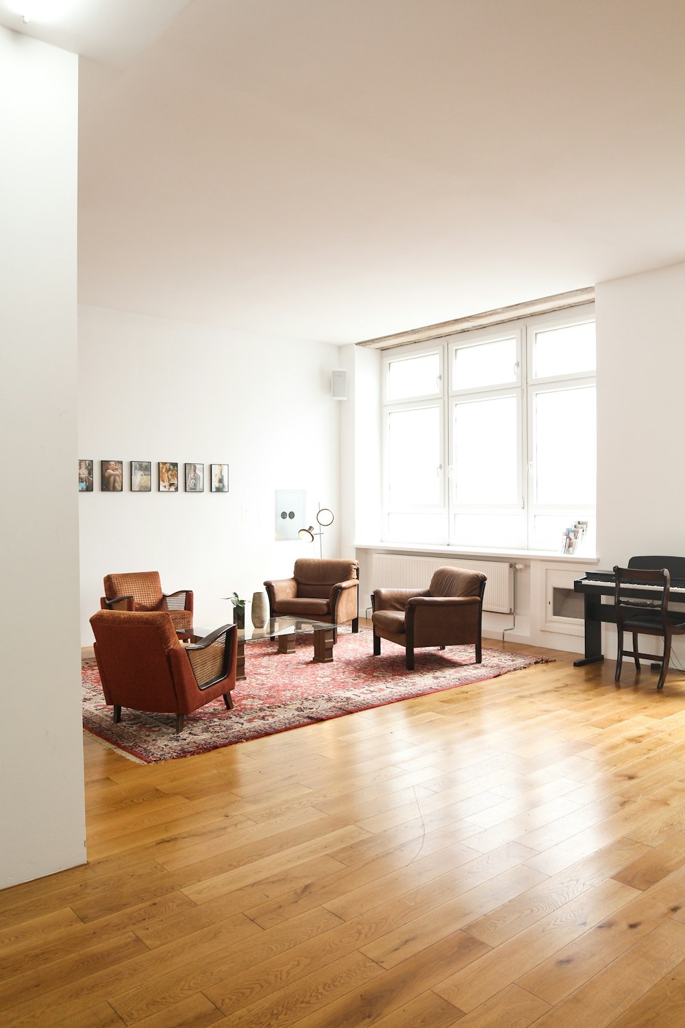 Salón comedor con suelo de parquet de madera marrón y pared blanca