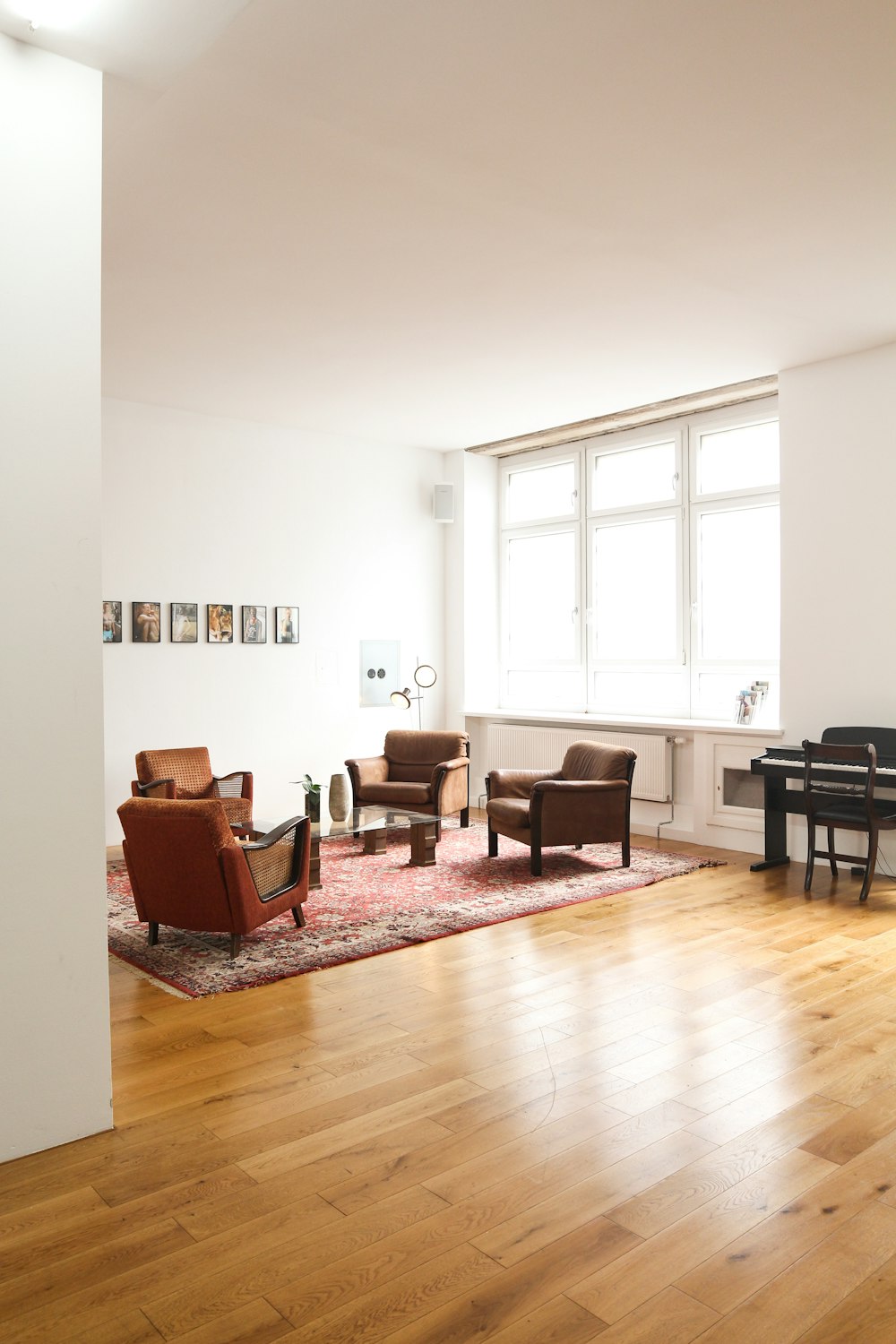 sala de estar con parqué de madera marrón y paredes blancas