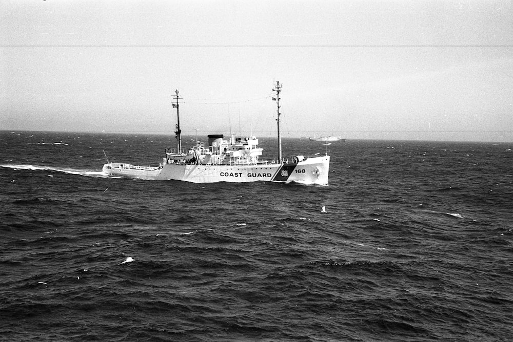 navio branco no mar durante o dia