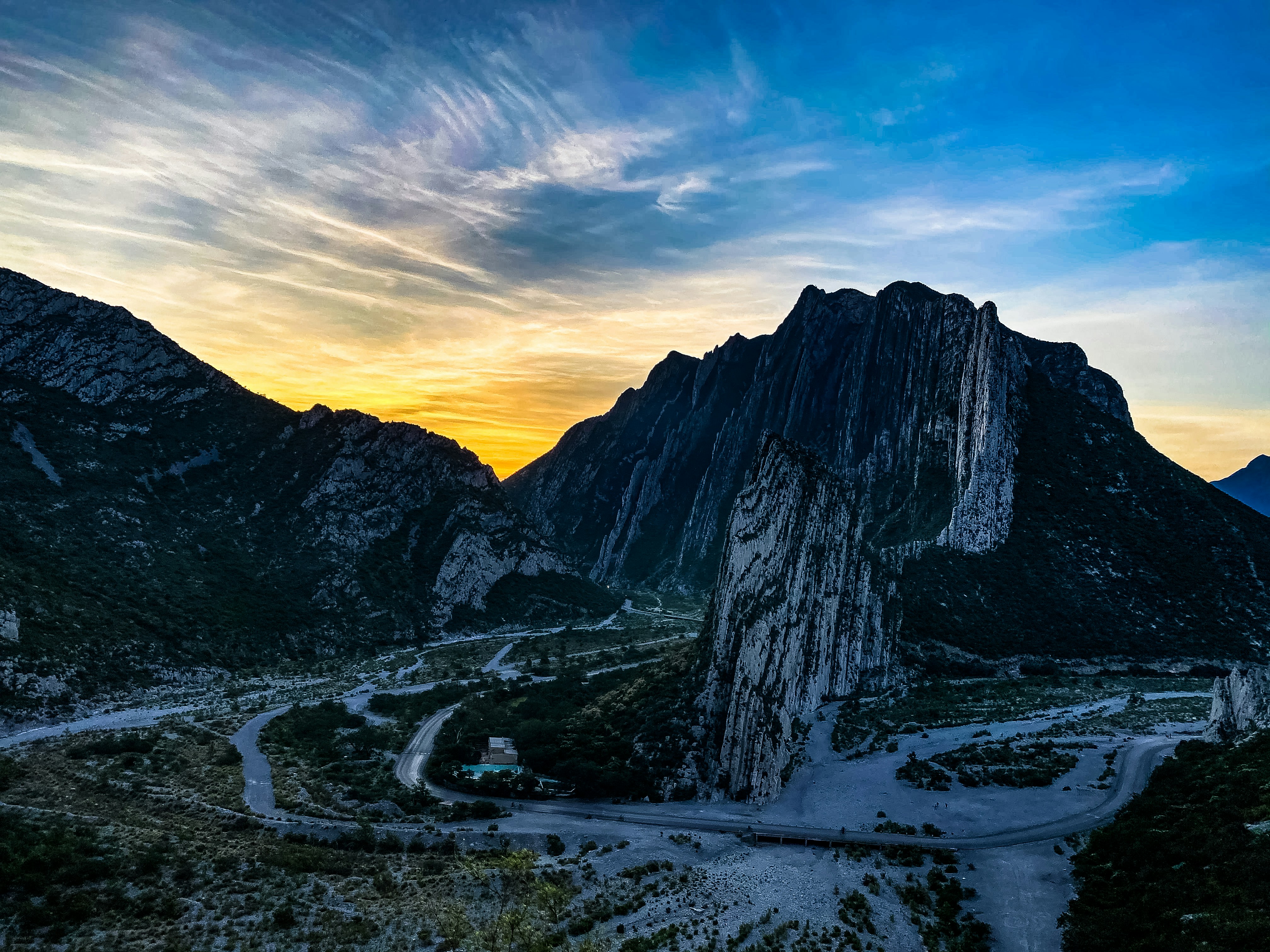 montanha rochosa sob o céu azul durante o dia