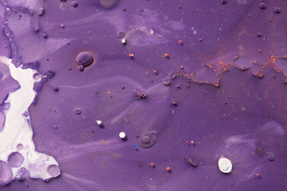 goccioline d'acqua su superficie viola