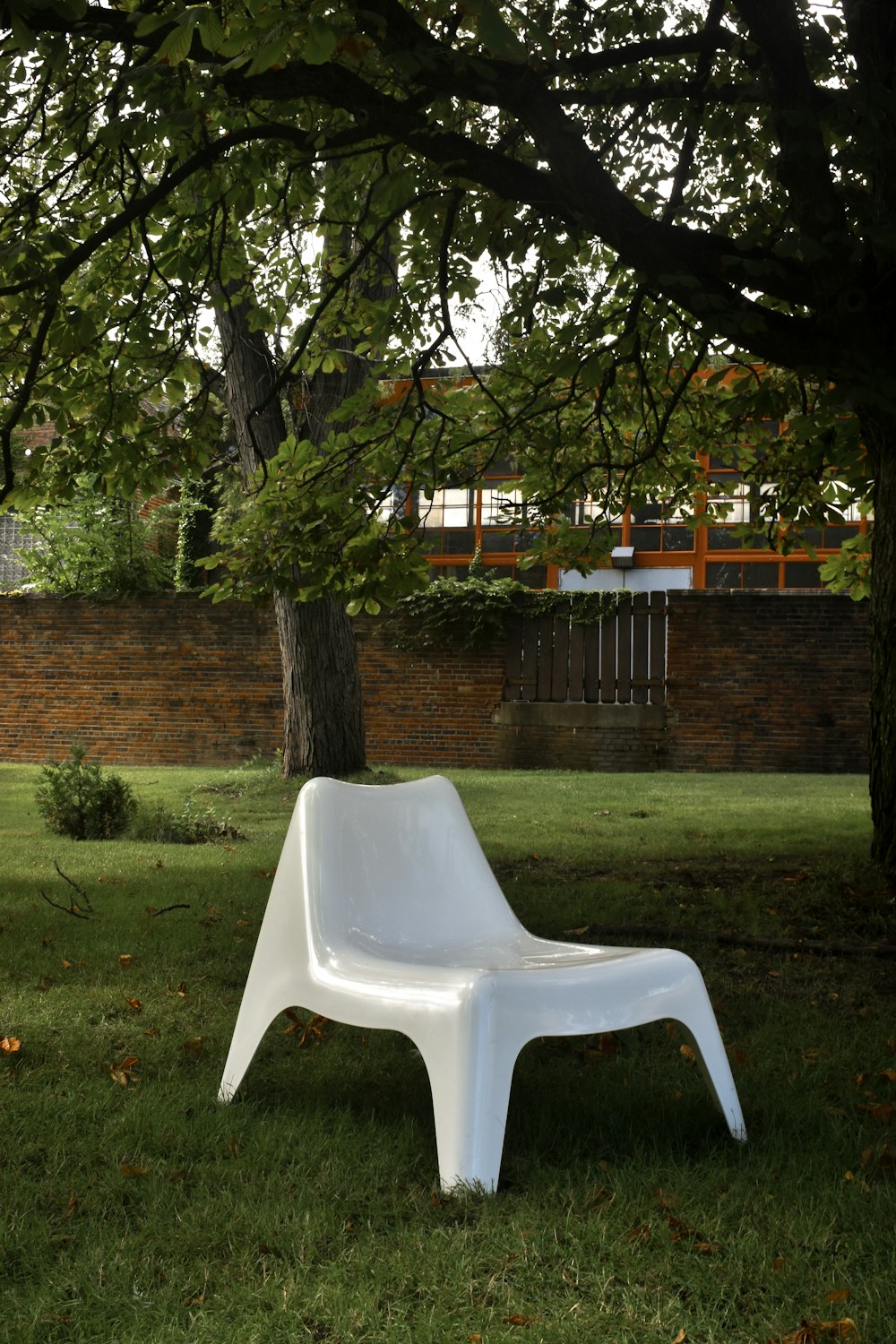 Foto zum Thema Weißer plastikstuhl auf grünem rasenfeld – Kostenloses Bild  zu Möbel auf Unsplash
