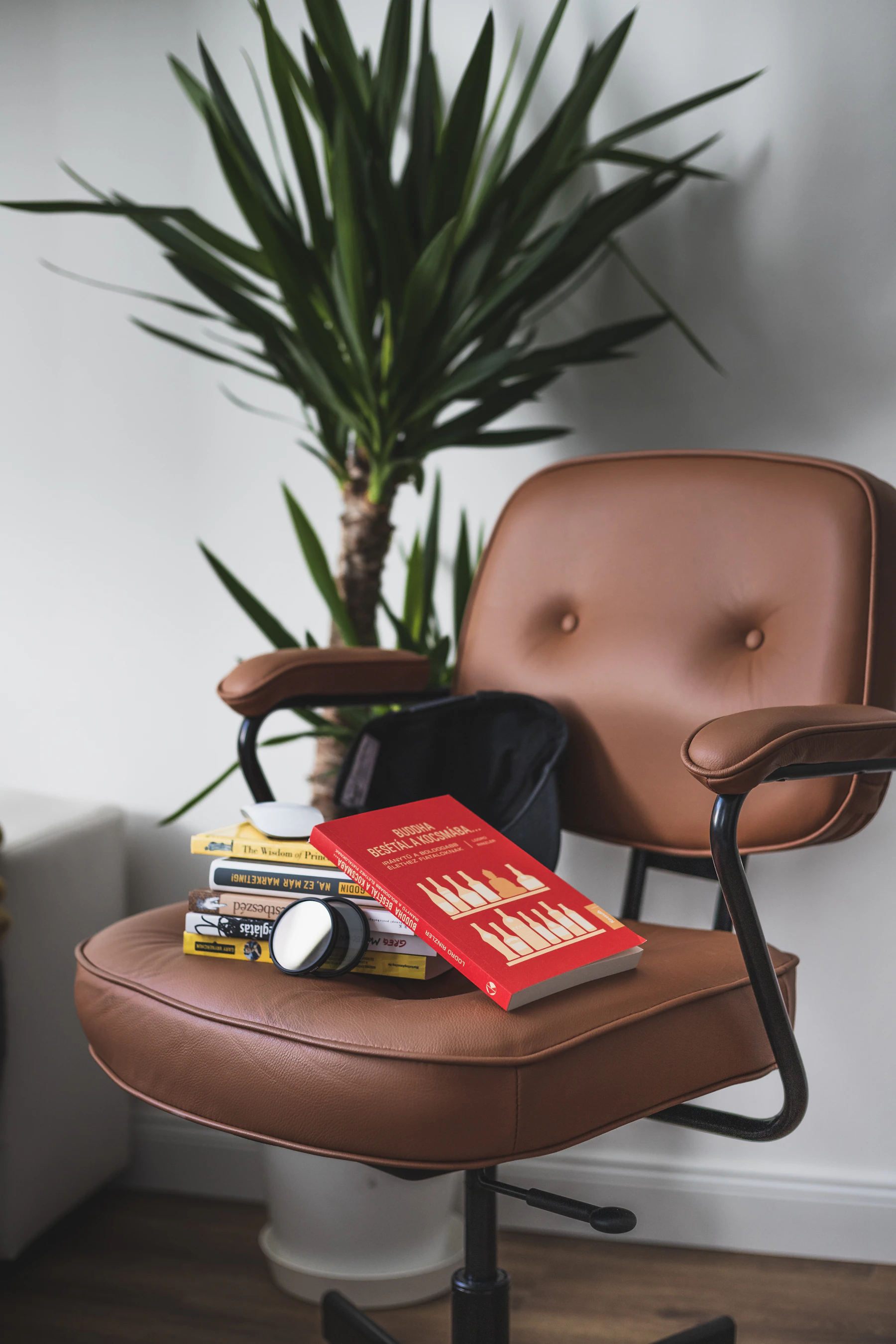 Fauteuil en cuir avec un livre ouvert, ambiance cosy