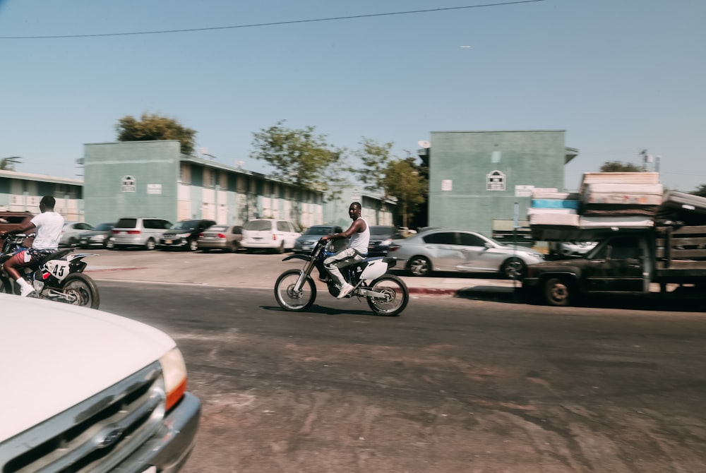 hombre en chaqueta negra montando motocicleta durante el día