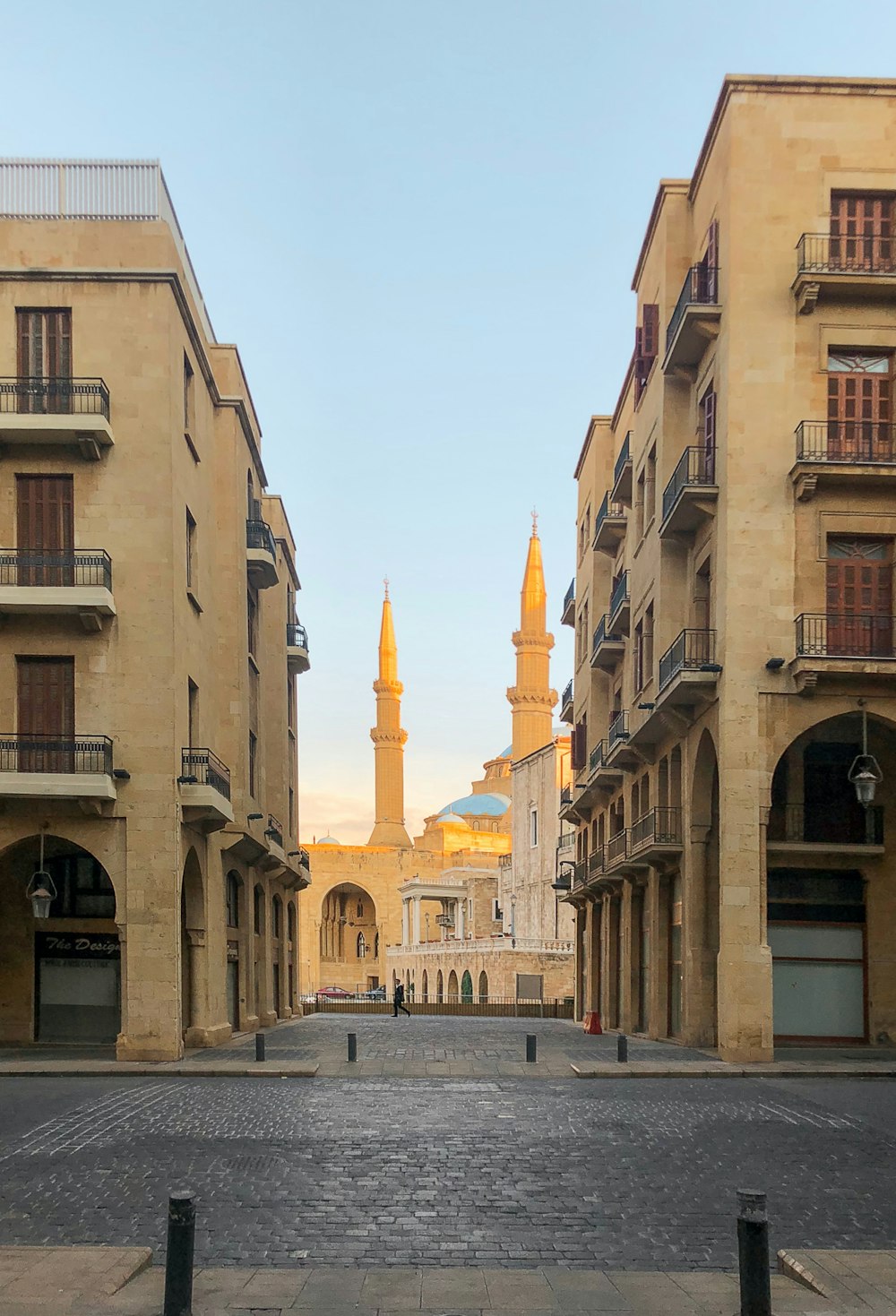 edificio in cemento beige vicino alla strada durante il giorno