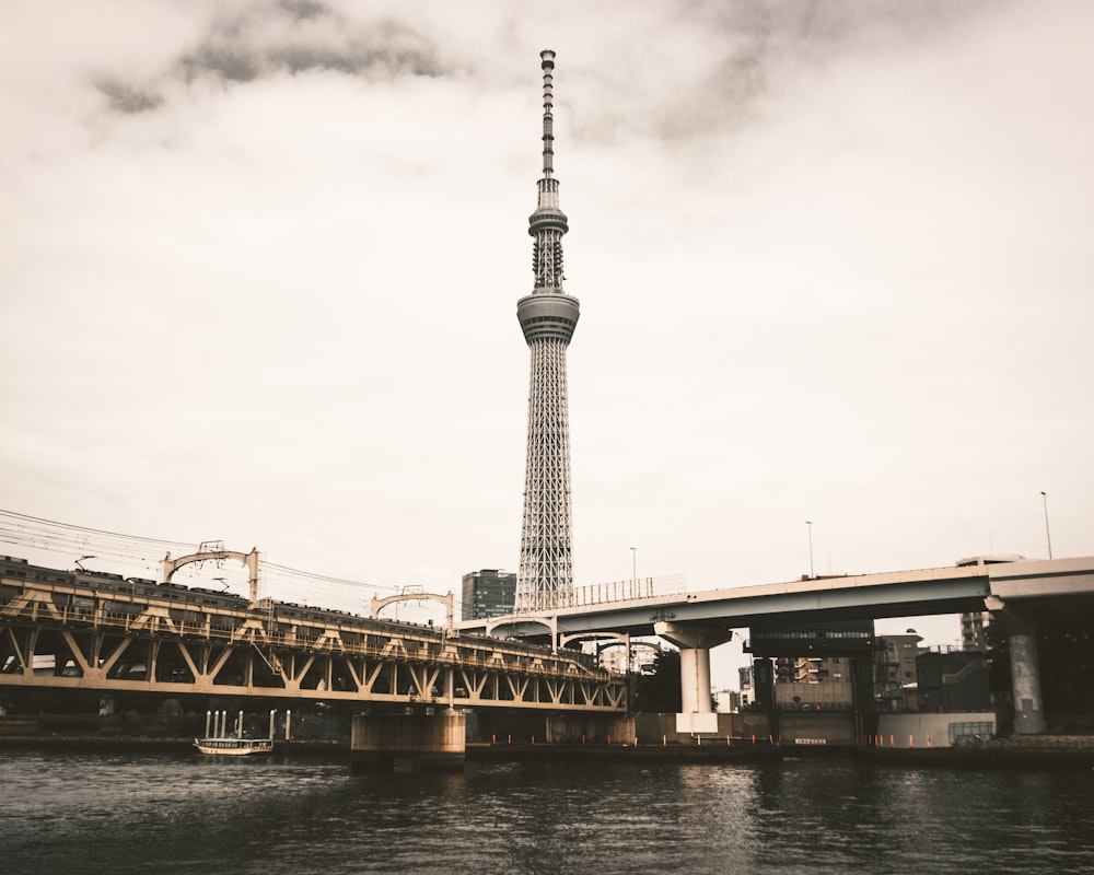 昼間の曇り空の下の灰色のコンクリート橋