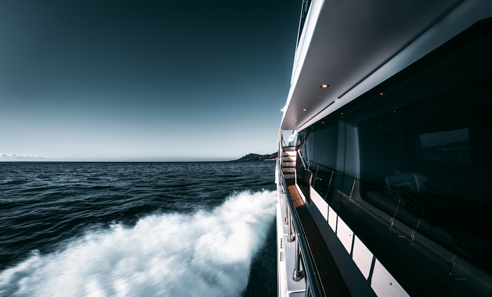 weißes und schwarzes Schiff auf See unter blauem Himmel tagsüber