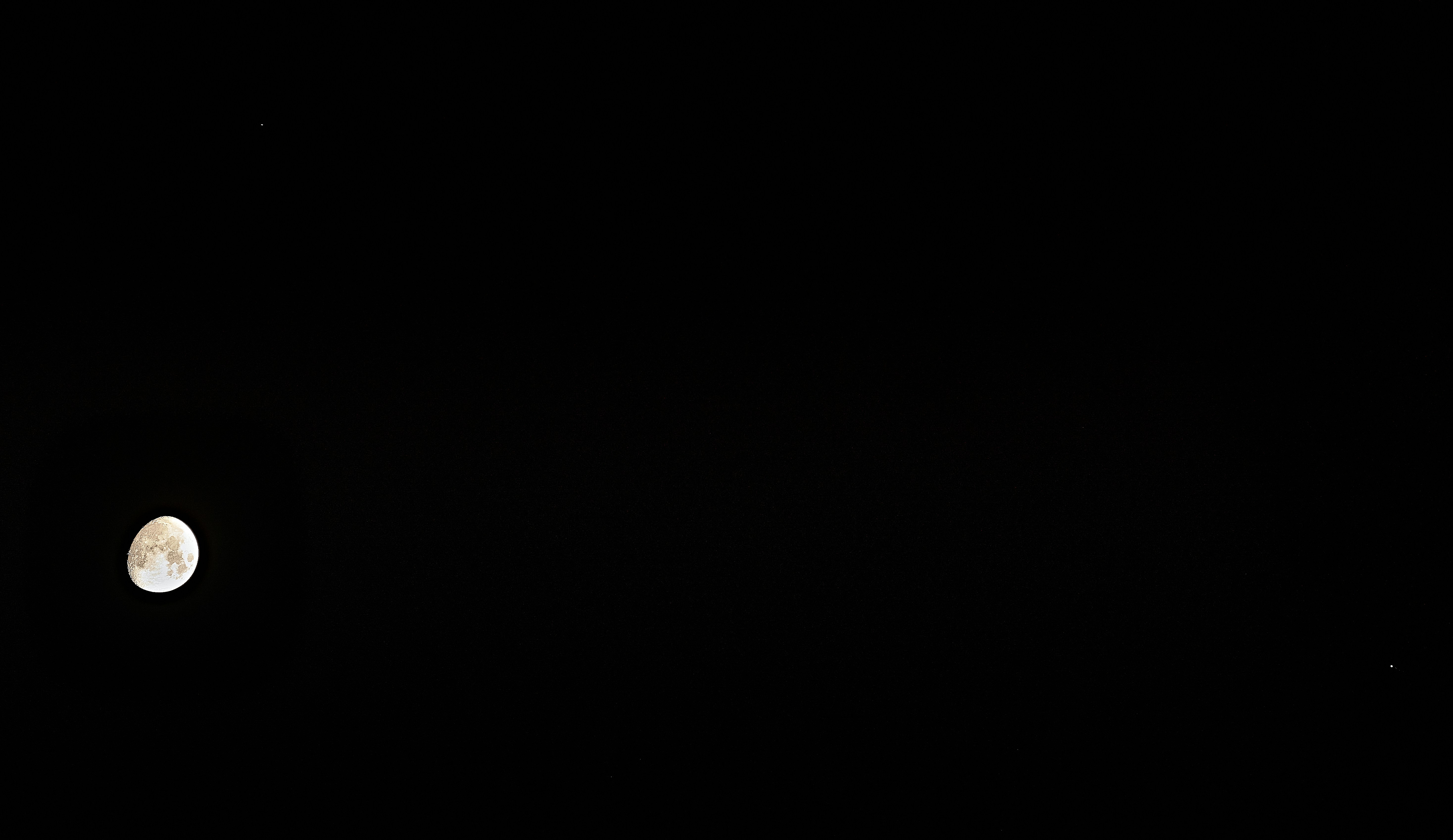 Moon, Saturn(above Moon) and Jupiter(right hand side of Moon)
