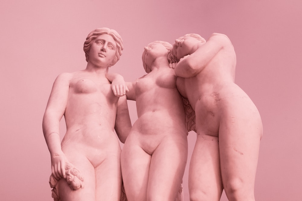 2 figuras de cerámica de mujeres desnudas