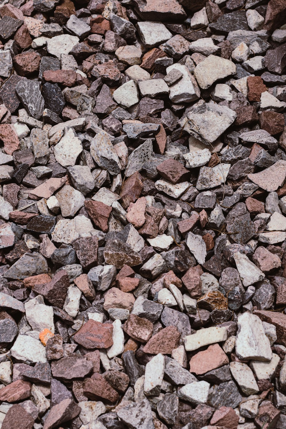 fragments de pierre brune et grise