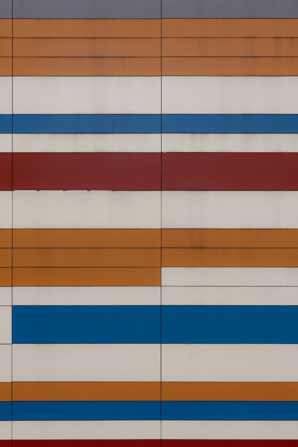白、オレンジ、青の縞模様の壁