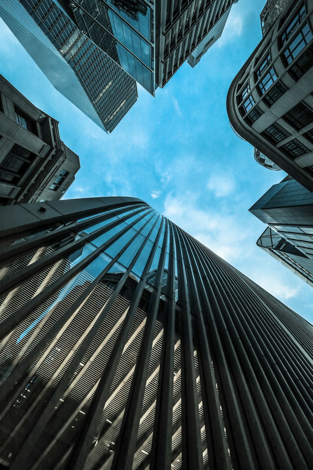 昼間の青空の下の高層ビルのローアングル写真