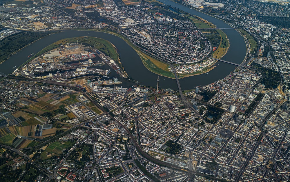 vista aérea dos edifícios da cidade durante o dia