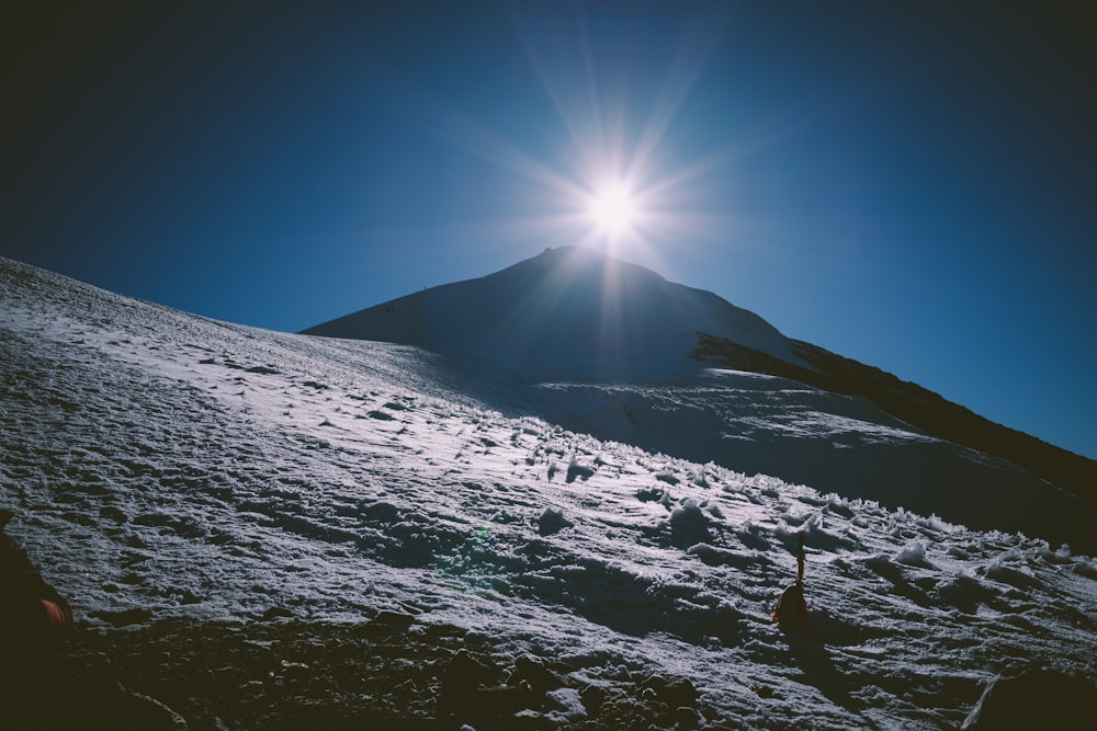 montagne enneigée sous ciel bleu pendant la journée