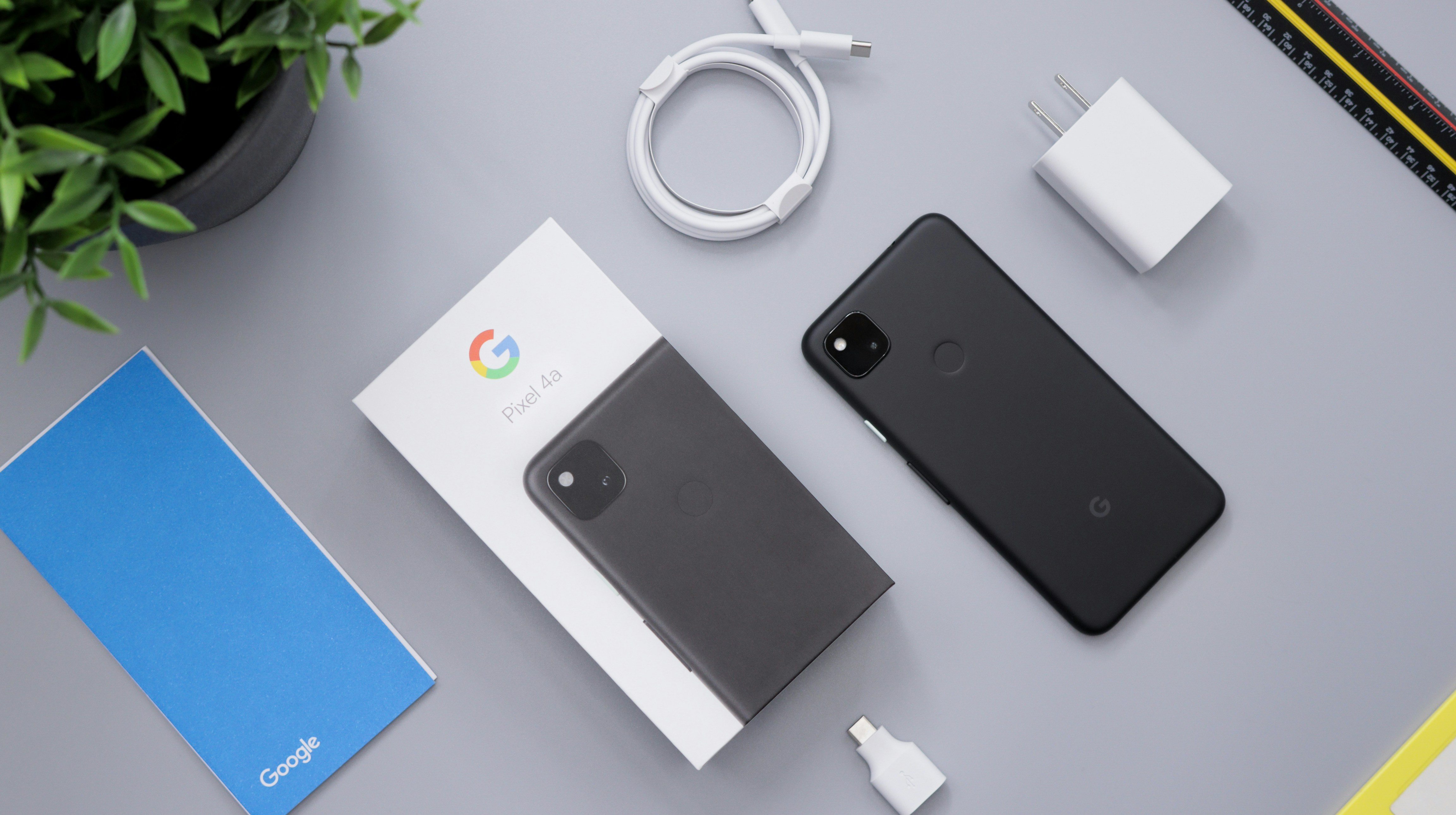 白いUSBケーブルの横の黒いiPhone 7