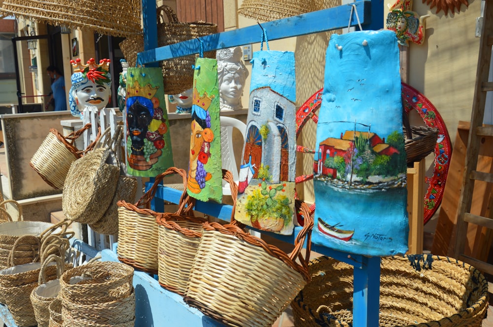 Sac fourre-tout floral bleu et jaune sur table en plastique bleu