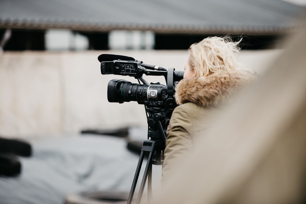 Schwarze Kamera auf Stativ im Tilt Shift-Objektiv