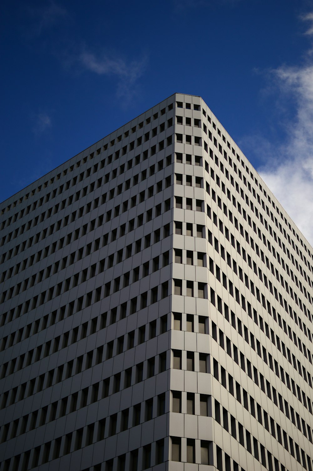 Braunes Betongebäude unter blauem Himmel tagsüber