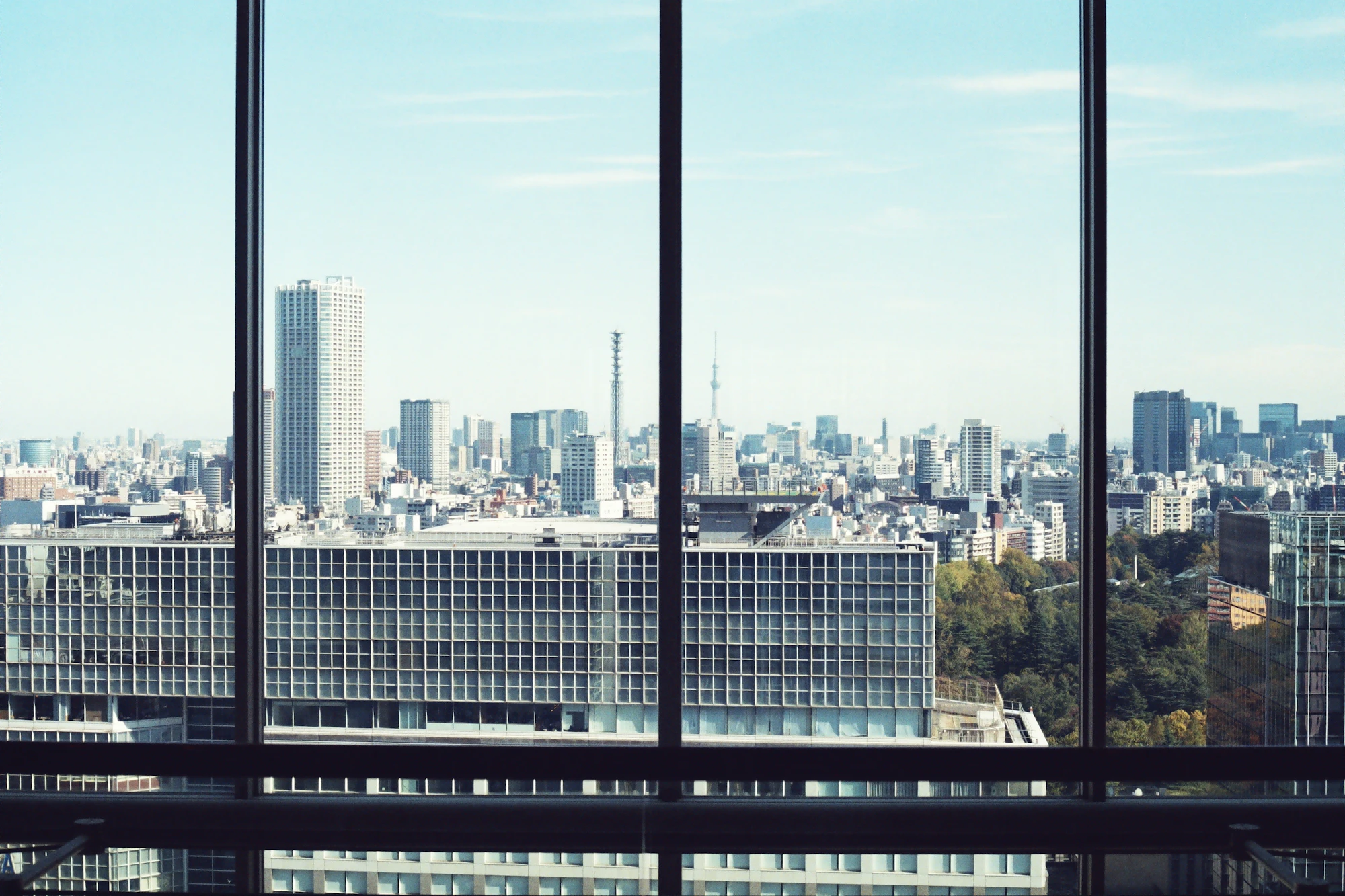 日本の街を見渡す窓辺