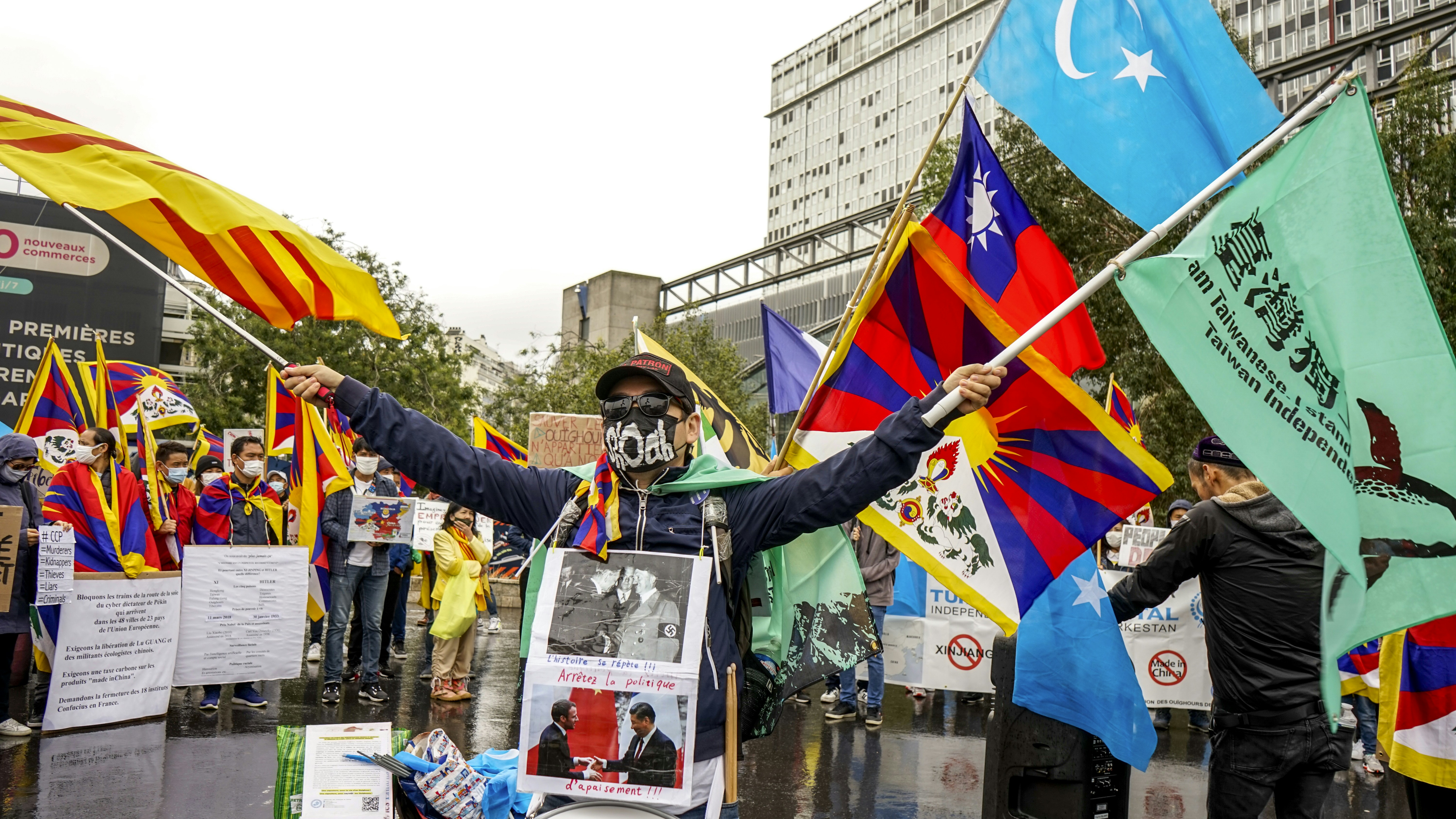 Tibetans, Uyghurs, Taiwanese, Vietnamese, Hong Kongers and supporters gathered to protest against the visiting Chinese Foreign Minister Wang Yi at Paris, 30 August 2020 (Photo by Norbu GYACHUNG on Unsplash)