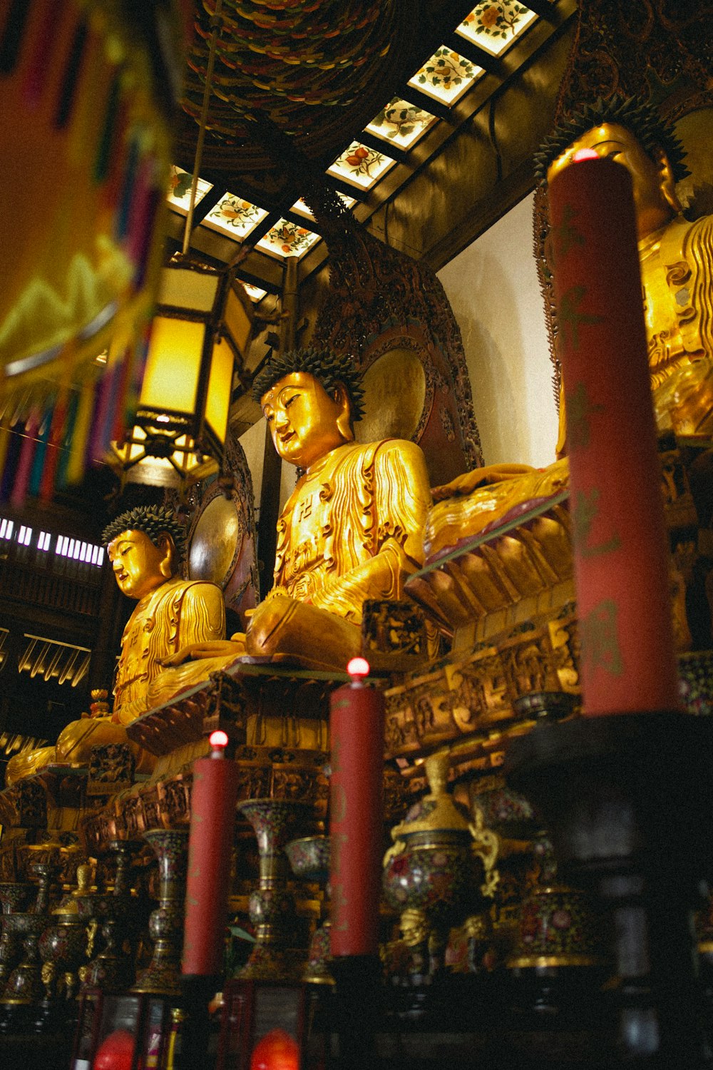 茶色の木製の棚に金の仏像