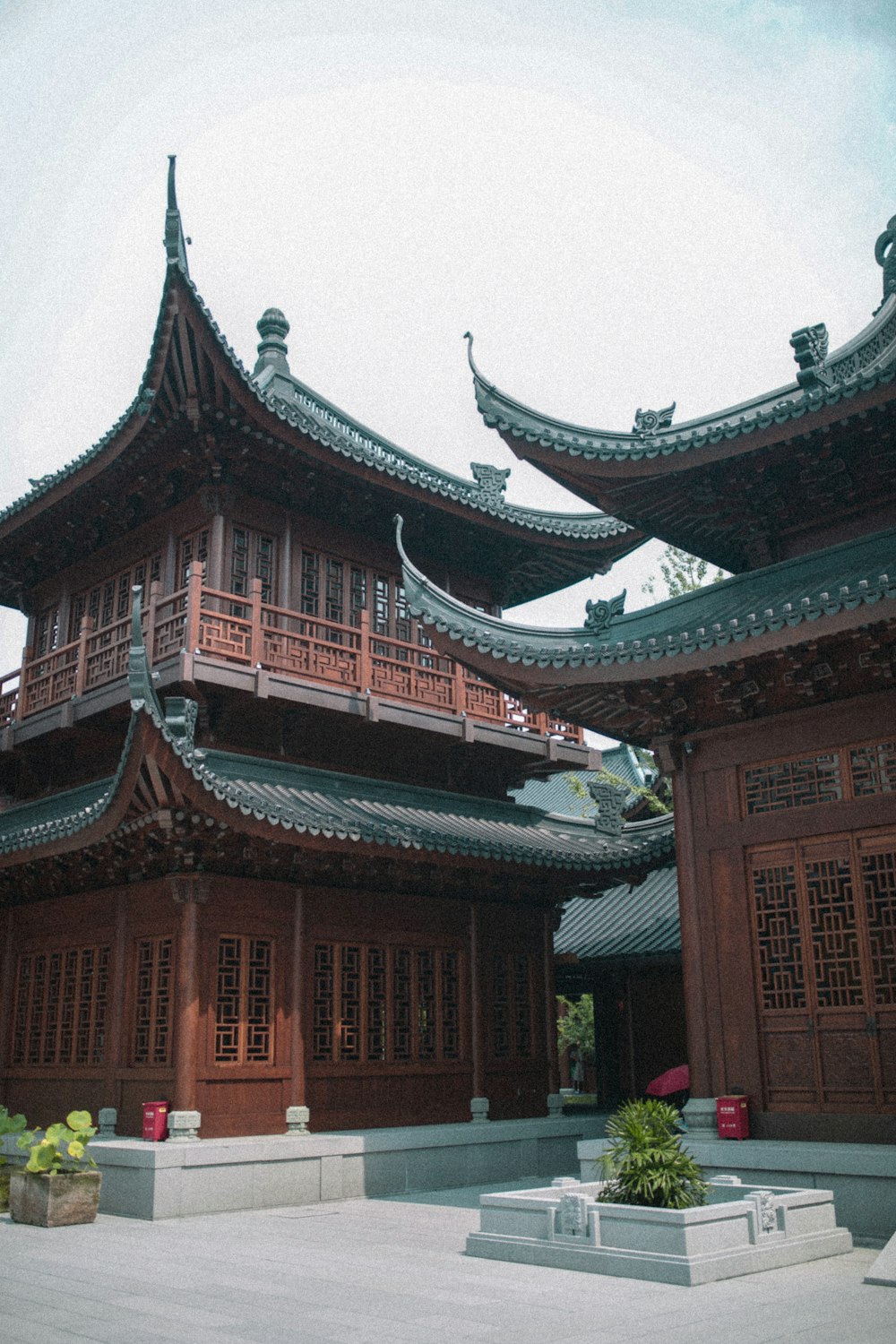 Templo rojo y negro durante el día