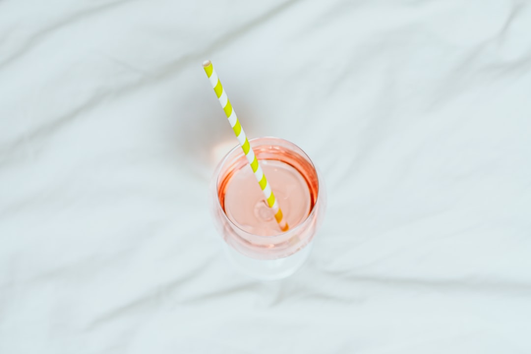 clear plastic cup with yellow straw