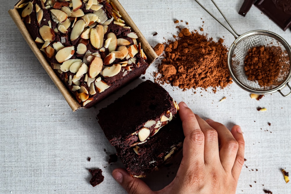 gâteau au chocolat sur table blanche