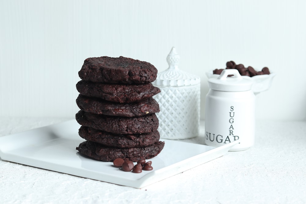 biscuits au chocolat sur assiette en céramique blanche