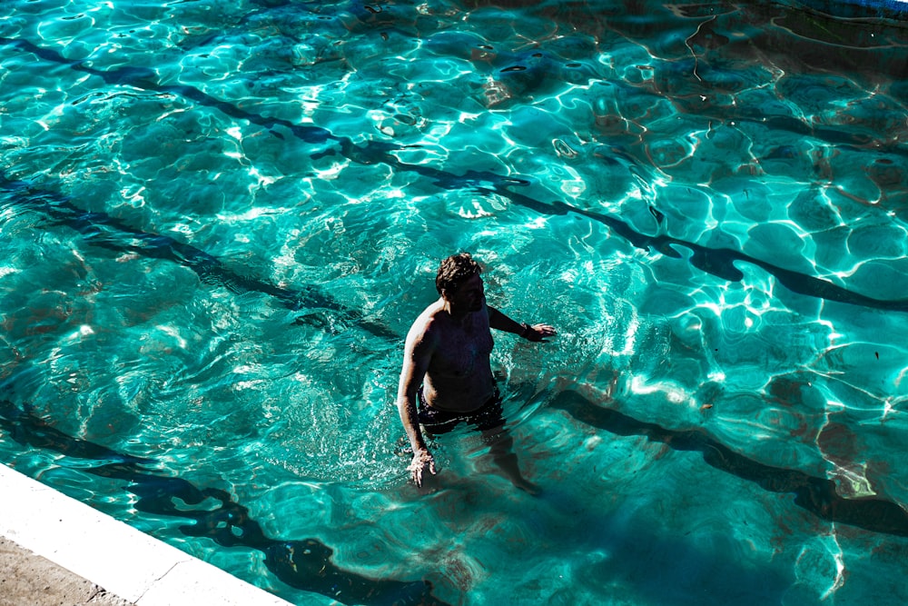 Frau in schwarzem Tanktop und schwarzer Leggings im Schwimmbad