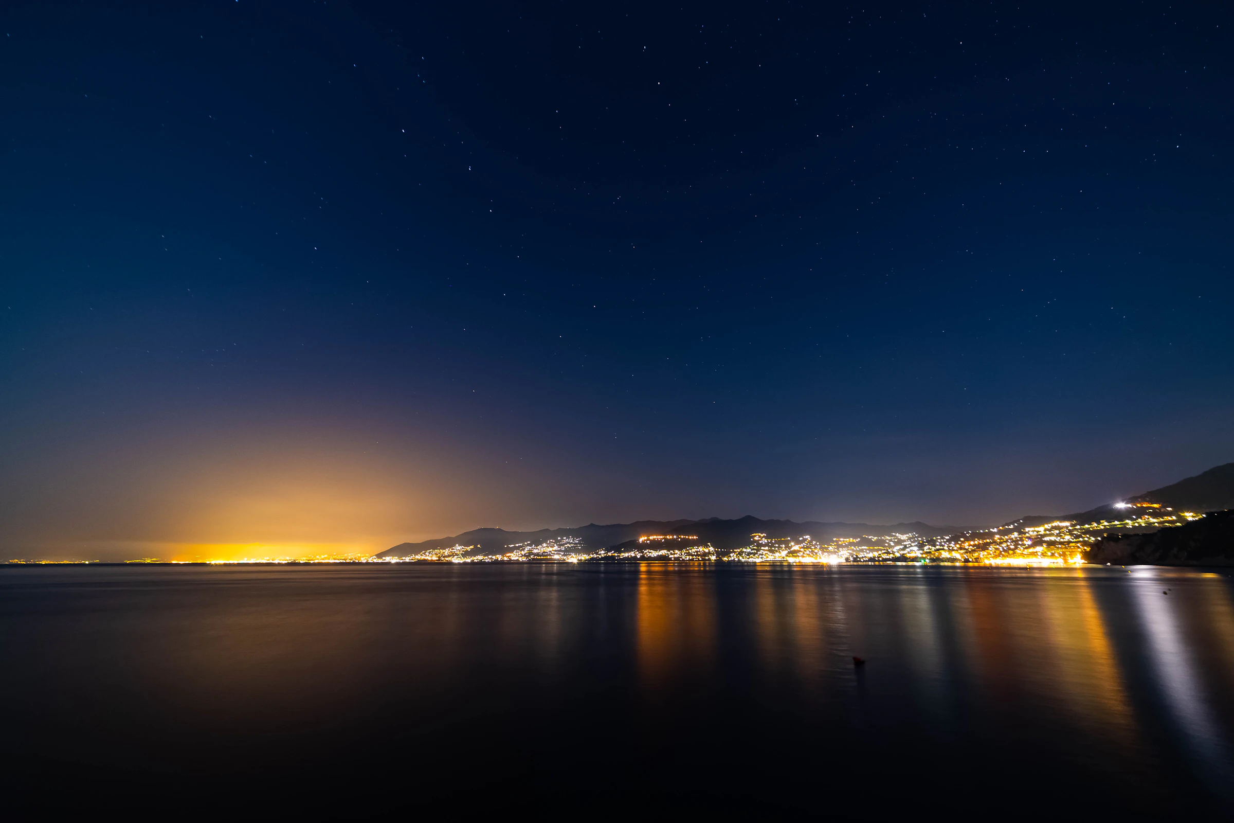 Les lumières d’une ville au bord de l’eau, la nuit