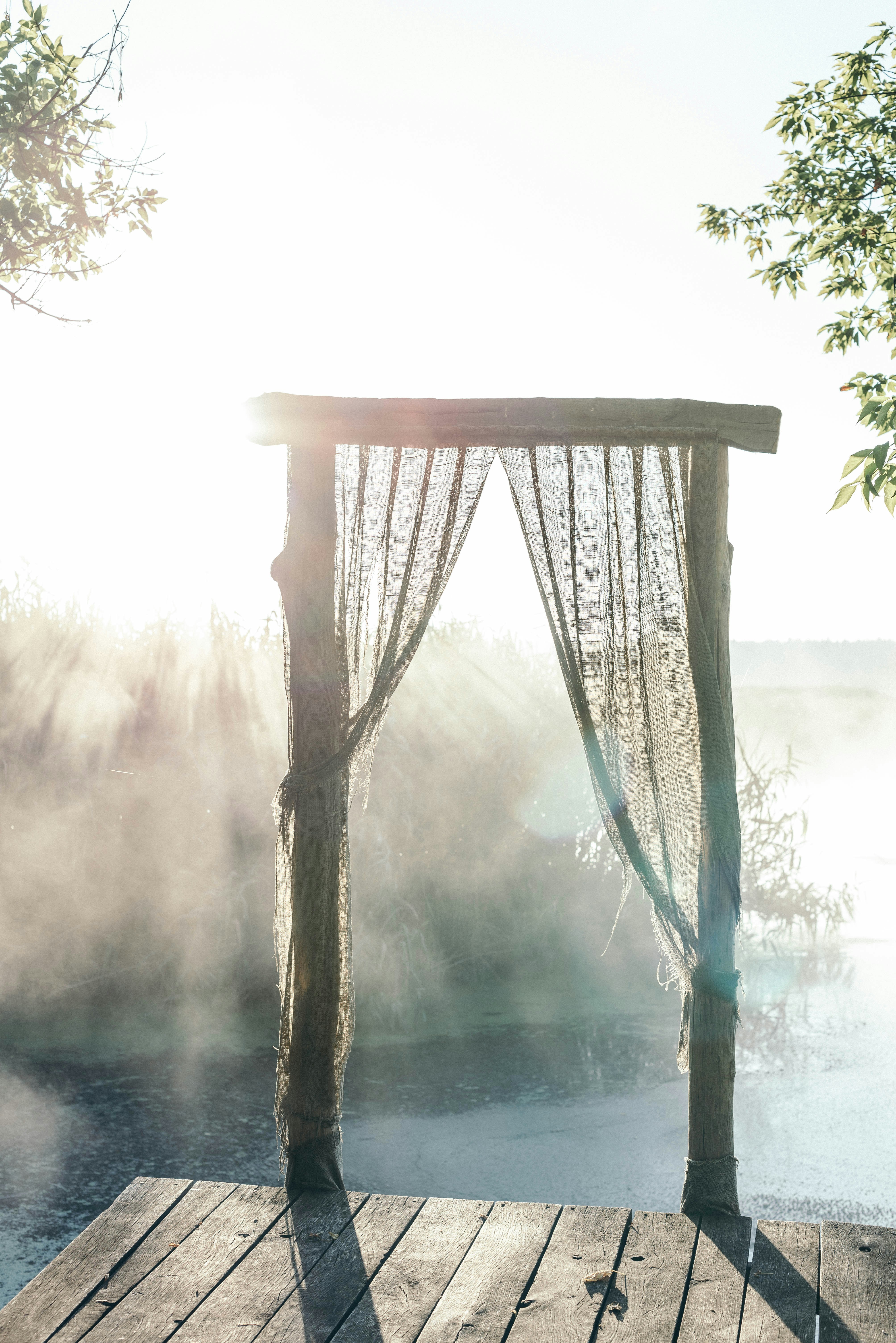 白いネットと茶色の木製フレーム